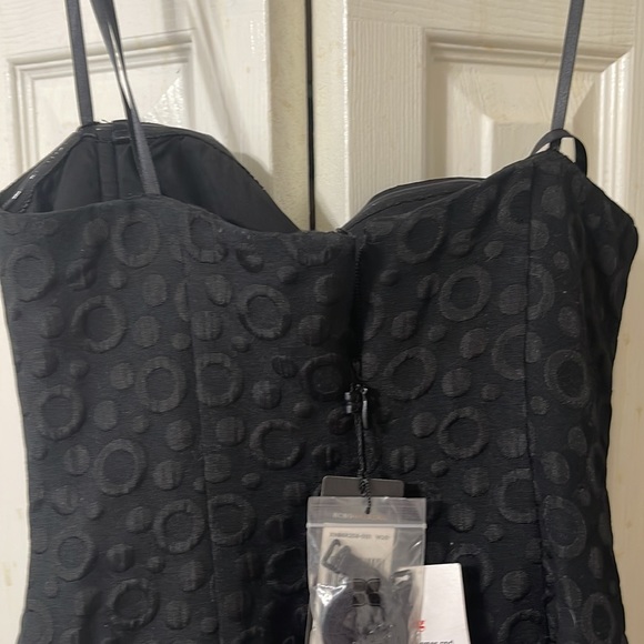Black short dress by BCBG MAXAZRIA Size 2 - Picture 4 of 10